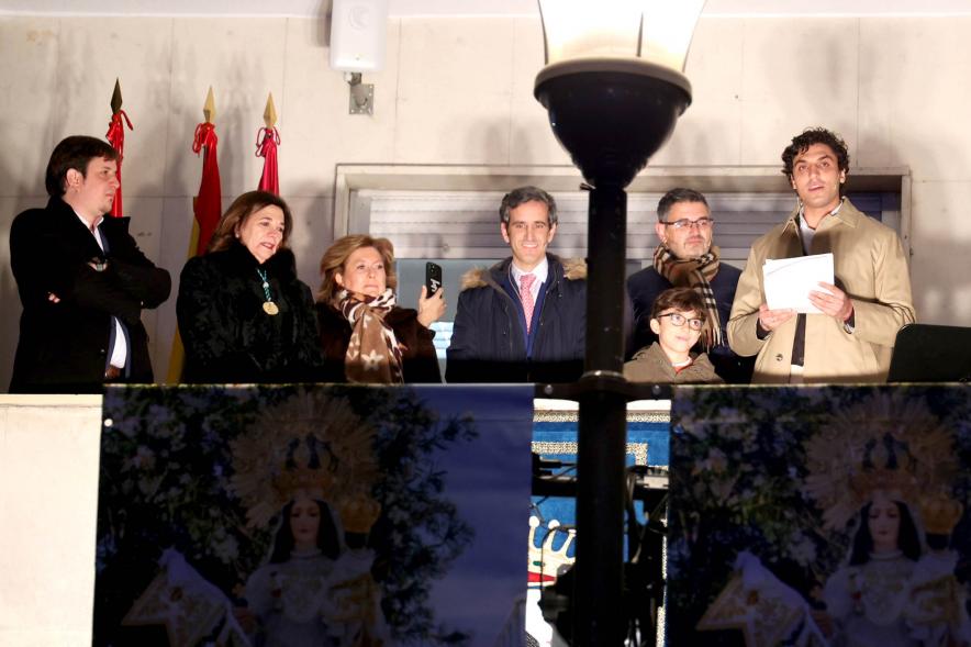 Pregón Fiestas Virgen de la Paz 2023 - Primer plano del pregonero Tomás Páramo con su hijo y las autoridades,  en el balcón municipal.