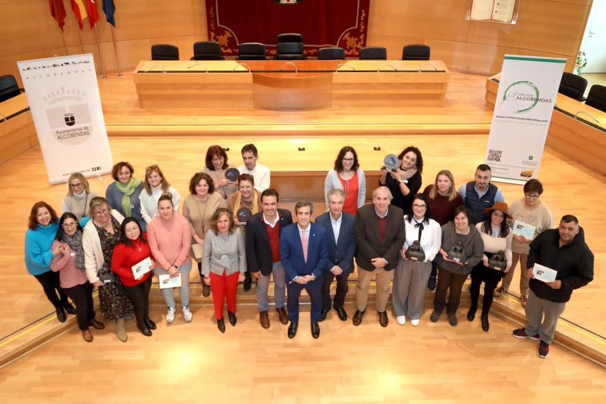 Entrega de Premios de Escaparates 2023 -Imagen cenital del alcalde Aitor Retolaza posando con todos los premiados en el salón de plenos del ayuntamiento.