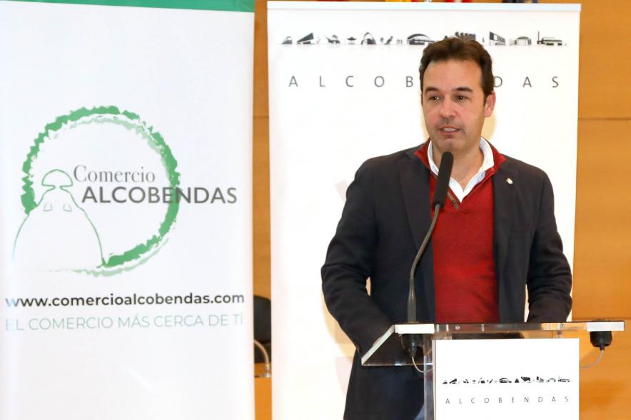 Entrega de Premios de Escaparates 2023 -Imagen primenr plano del concejal Roberto Fraile, durante un momento de su discurso.