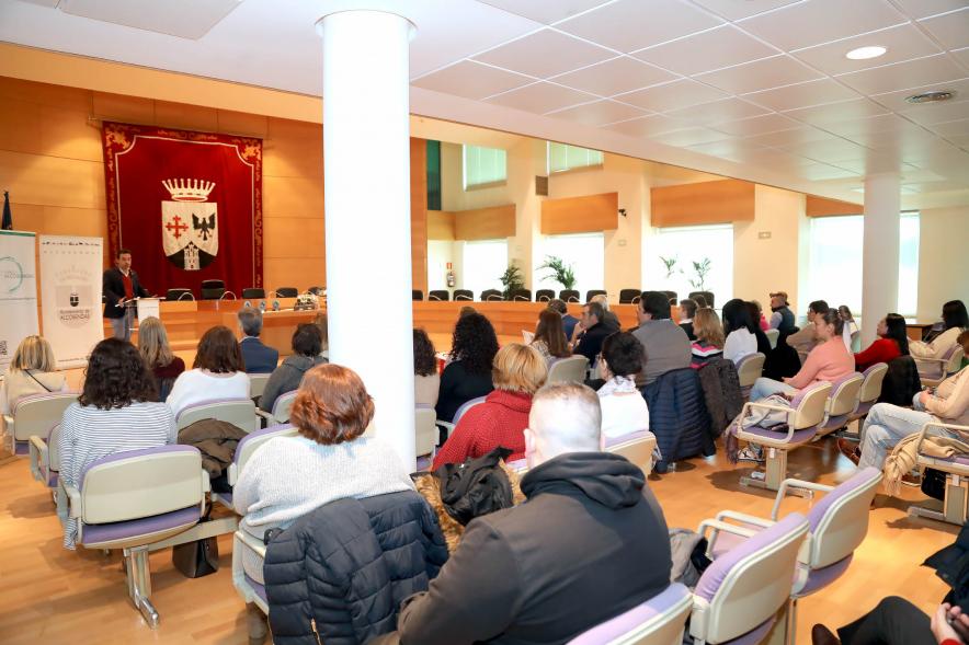 Entrega de Premios de Escaparates 2023 - Imagen de un plano general del Salón de Plenos donde tiene lugar la entrega de premios.