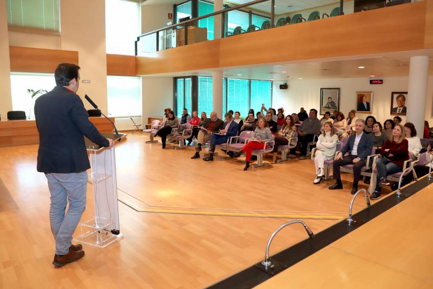 Entrega de Premios de Escaparates 2023 - Imagen de un momento del discurso del concejal Roberto Fraile y vemos a los asistentes al acto.