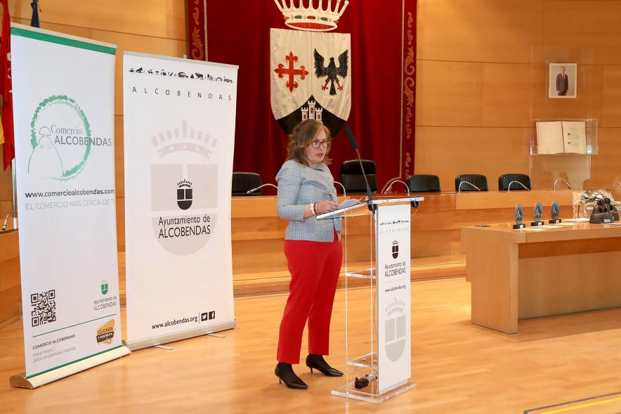 Entrega de Premios de Escaparates 2023 -  Imagen de una persona en un momento de su discurso y detrás de ella vemos cartel del evento.