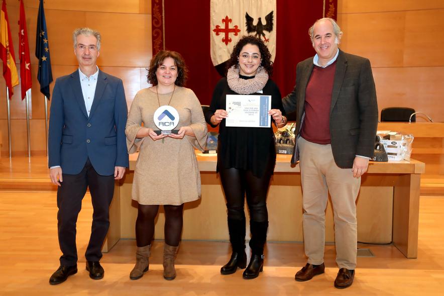 Entrega de Premios de Escaparates 2023 - Imagen de autoridades posando con unas premiadas.
