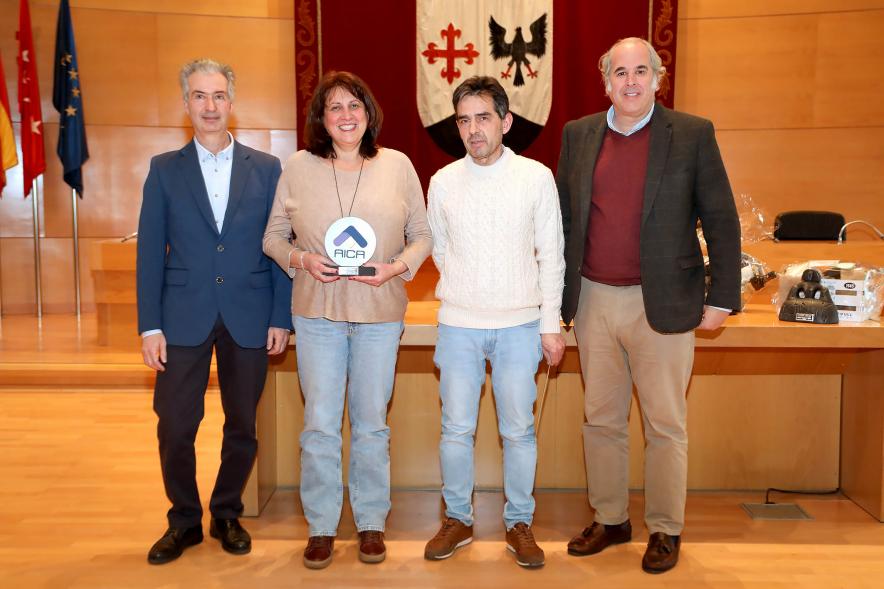 Entrega de Premios de Escaparates 2023 - Imagen de autoridades posando con unos premiados.