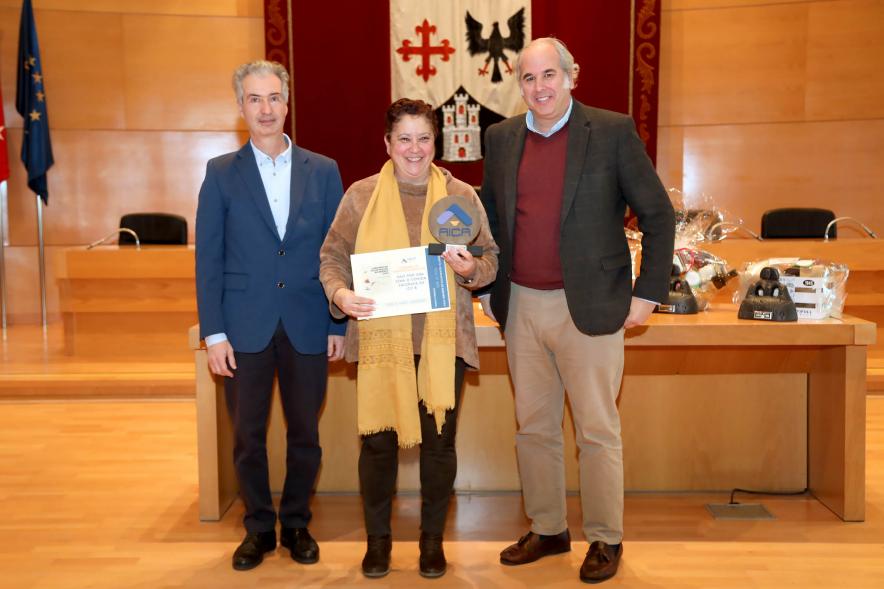 Entrega de Premios de Escaparates 2023 - Imagen de autoridades posando con una premiada.