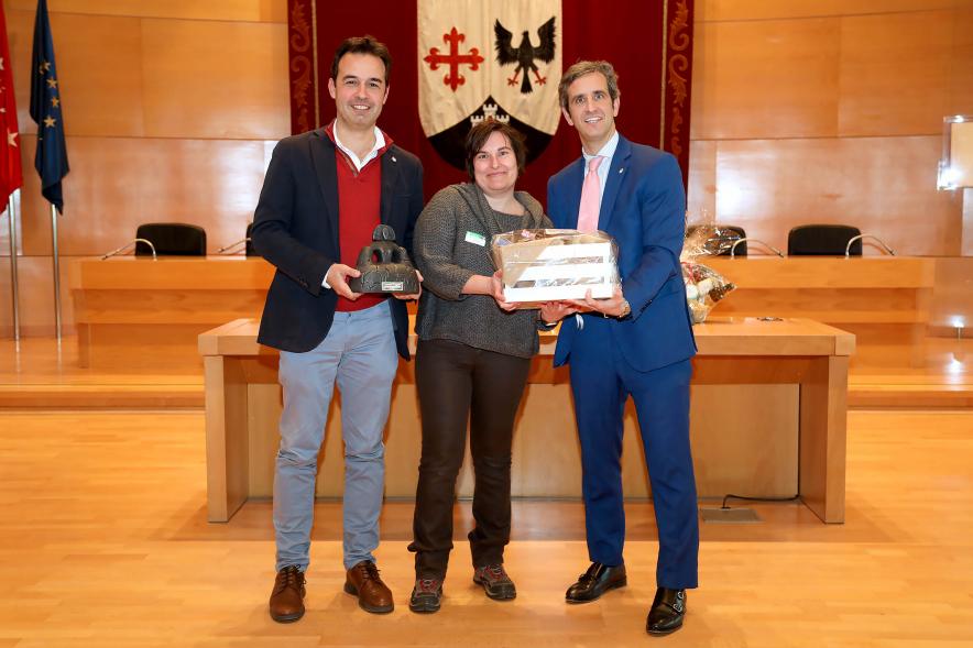 Entrega de Premios de Escaparates 2023 - Imagen del alcalde Aitor Retolaza junto al concejal Roberto Fraile posando con una premiada.
