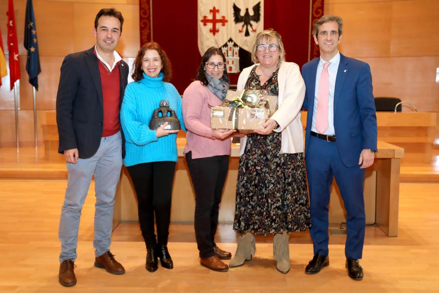 Entrega de Premios de Escaparates 2023 - Imagen del alcalde Aitor Retolaza junto al concejal Roberto Fraile posando con unas premiadas.