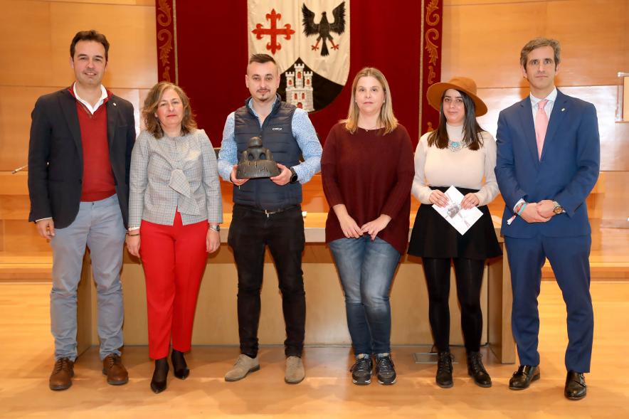 Entrega de Premios de Escaparates 2023 - Imagen del alcalde Aitor Retolaza junto al concejal Roberto Fraile posando con unos premiados.