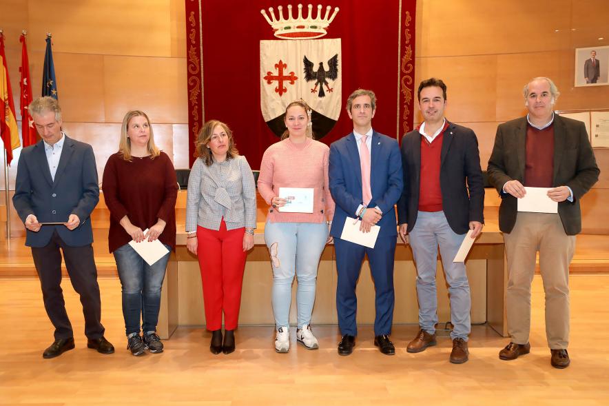 Entrega de Premios de Escaparates 2023 -  Imagen del alcalde Aitor Retolaza junto al concejal Roberto Fraile y otras autoridades posando con unos premiados.