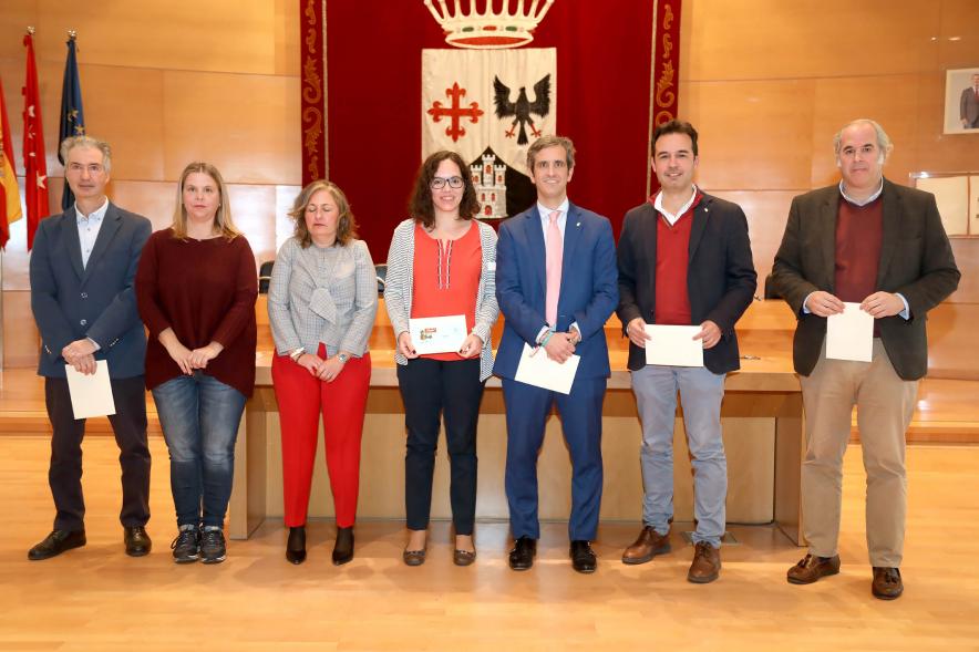 Entrega de Premios de Escaparates 2023 - Imagen del alcalde Aitor Retolaza junto al concejal Roberto Fraile y otras autoridades posando con unos premiados.