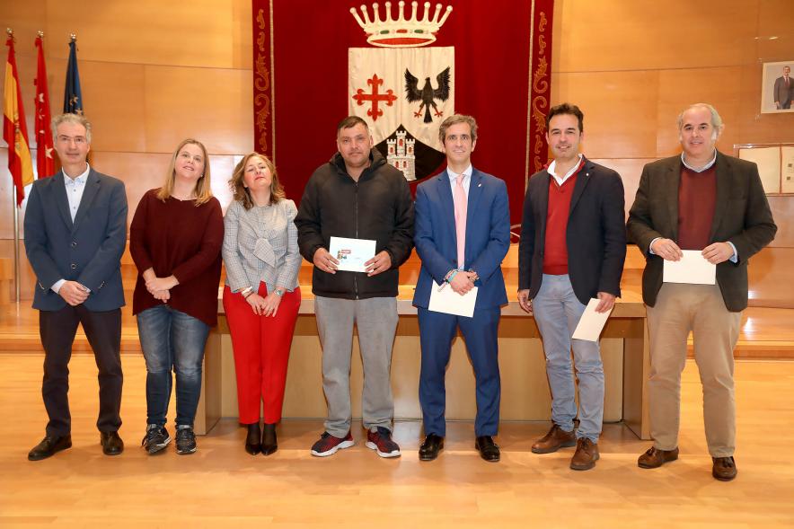 Entrega de Premios de Escaparates 2023 - Imagen del alcalde Aitor Retolaza junto al concejal Roberto Fraile y otras autoridades posando con unos premiados.