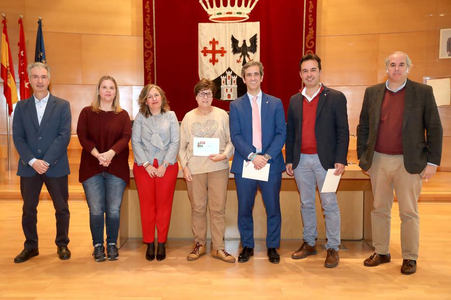 Entrega de Premios de Escaparates 2023 - Imagen del alcalde Aitor Retolaza junto al concejal Roberto Fraile y otras autoridades posando con unos premiados.
