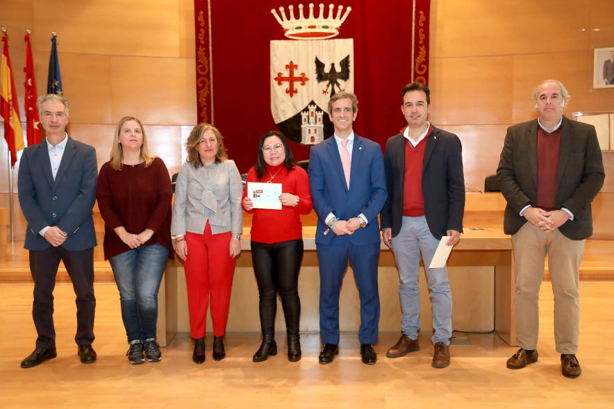 Entrega de Premios de Escaparates 2023 - Imagen del alcalde Aitor Retolaza junto al concejal Roberto Fraile y otras autoridades posando con una premiada.