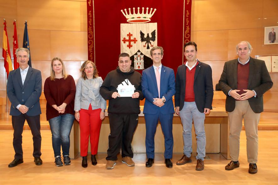 Entrega de Premios de Escaparates 2023 -  Imagen del alcalde Aitor Retolaza junto al concejal Roberto Fraile y otras autoridades posando con un premiado.