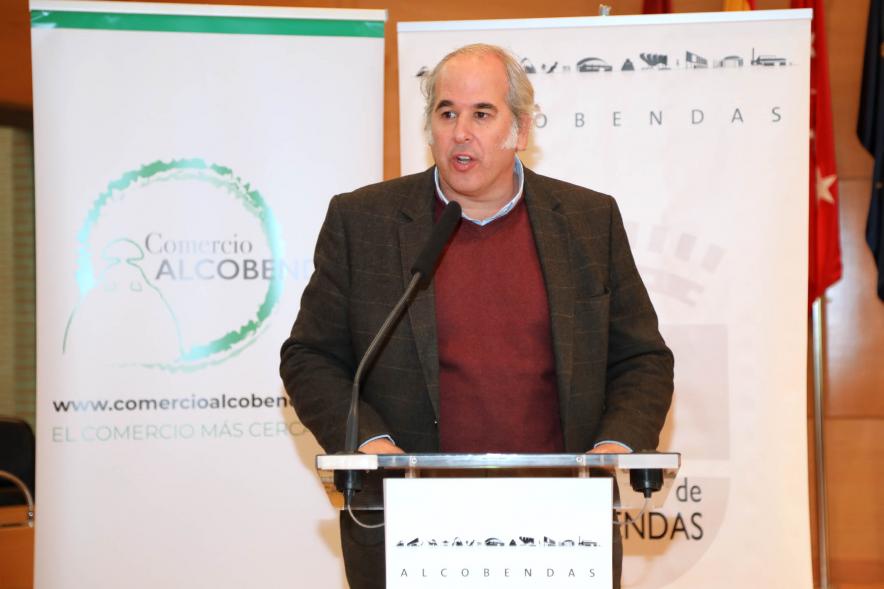 Entrega de Premios de Escaparates 2023 -  Imagen de una persona en un momento de su discurso y detrás de él vemos cartel del evento.