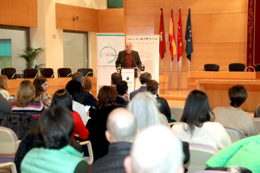 Entrega de Premios de Escaparates 2023 -  Imagen lejana de una persona en un momento de su discurso .