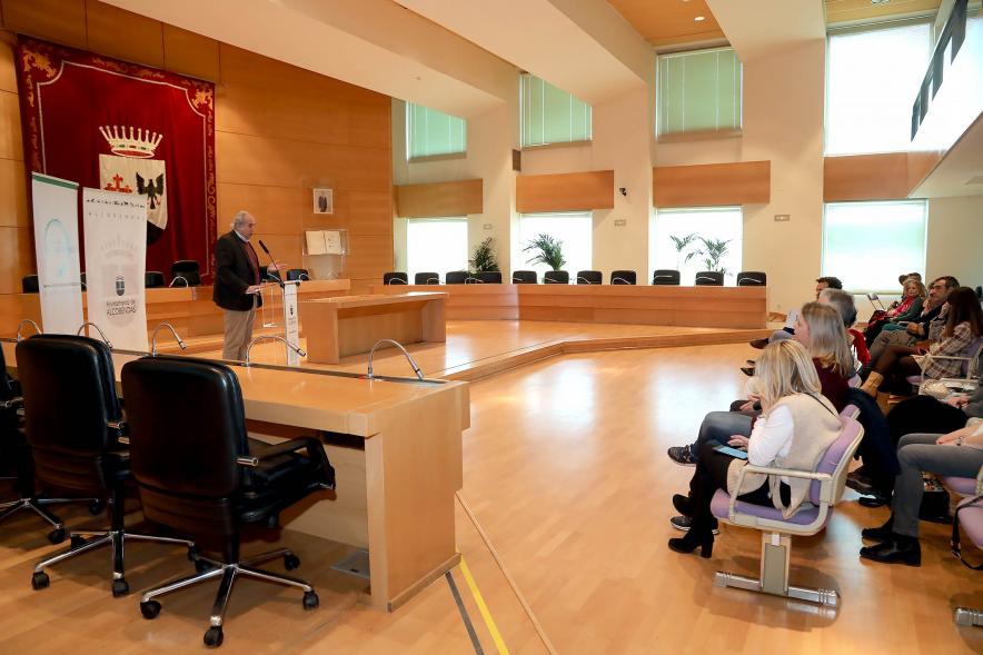 Entrega de Premios de Escaparates 2023 -  Imagen de un momento del discurso de una autoridad y vemos a los asistentes al acto.
