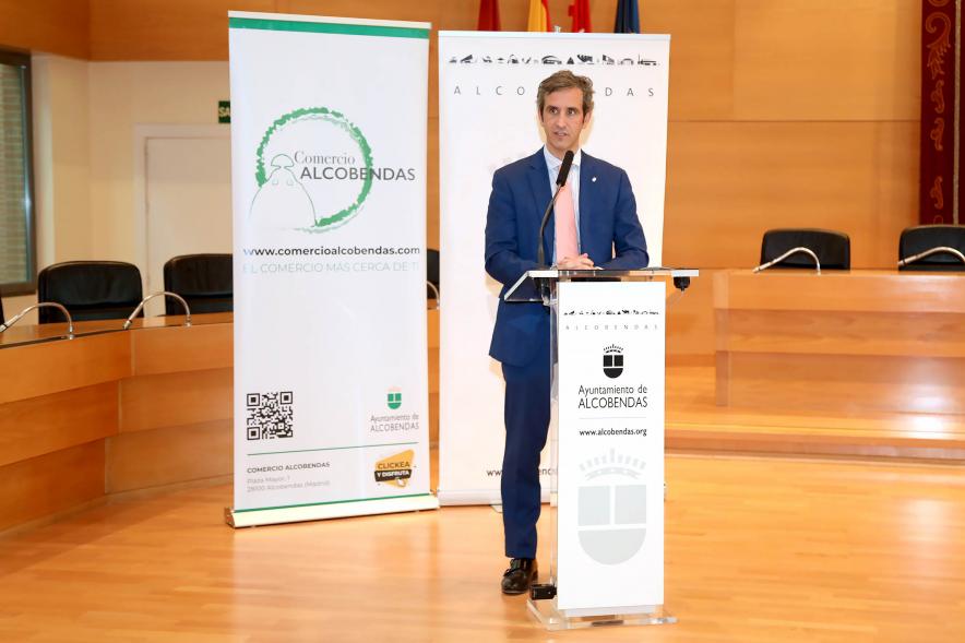 Entrega de Premios de Escaparates 2023 - Imagen de un momento del discurso del alcalde Aitor Retolaza. 