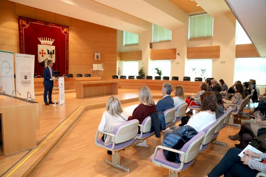 Entrega de Premios de Escaparates 2023 - Imagen lejana de un momento del discurso del alcalde Aitor Retolaza. 