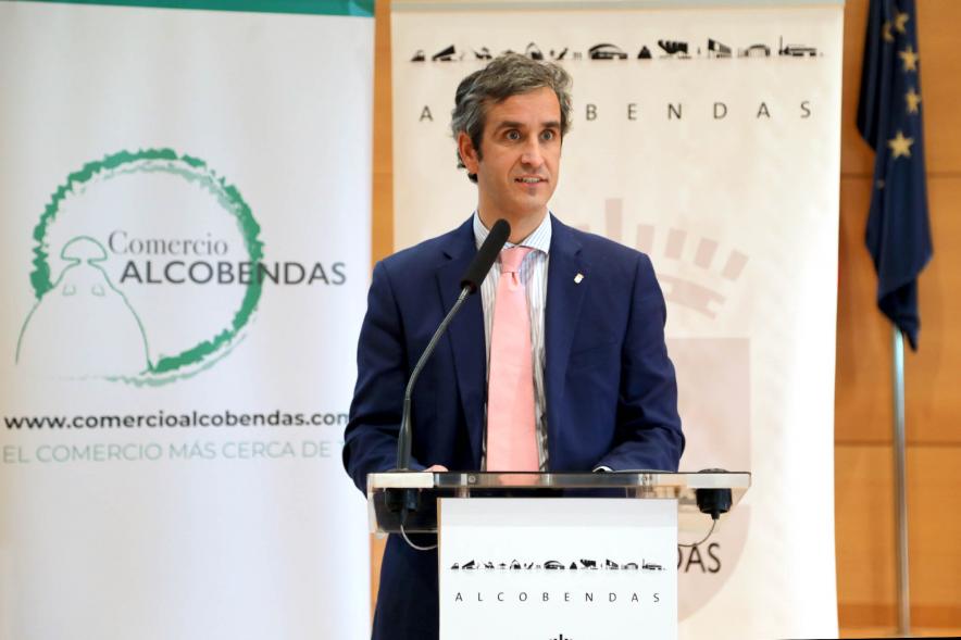 Entrega de Premios de Escaparates 2023 - Imagen primer del alcalde Aitor Retolaza, durante un momento de su discurso. 