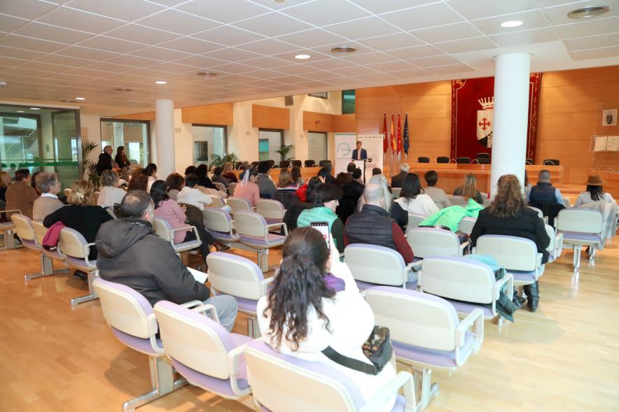 Entrega de Premios de Escaparates 2023 -  Imagen de un plano general del Salón de Plenos donde tiene lugar la entrega de premios.