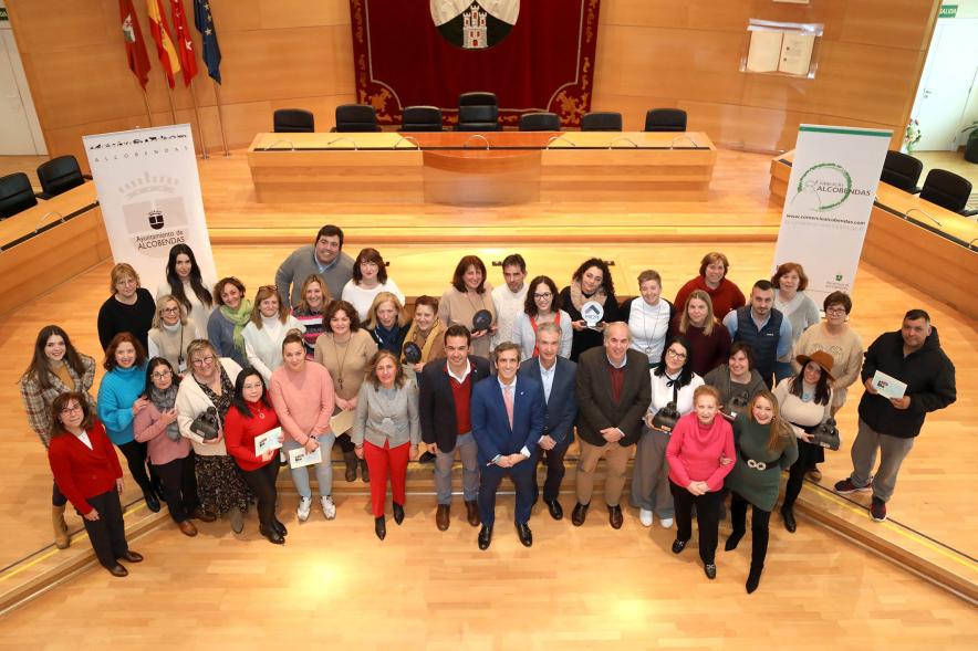 Entrega de Premios de Escaparates 2023 - Imagen cenital del alcalde Aitor Retolaza posando con todos los premiados en el salón de plenos del ayuntamiento.