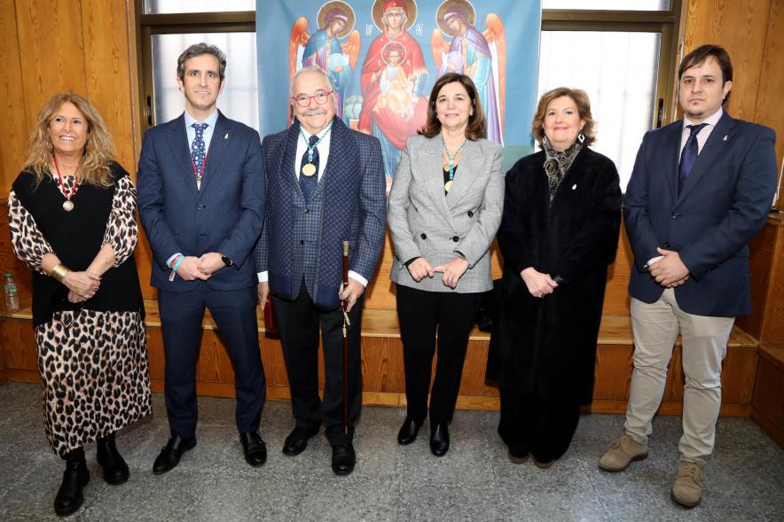 Elección del Prioste Mayor Fiestas Virgen de la Paz 2023 - Posado de los miembros de la corporación municipal con  Juan Antonio López Baena, nuevo Prioste Mayor.