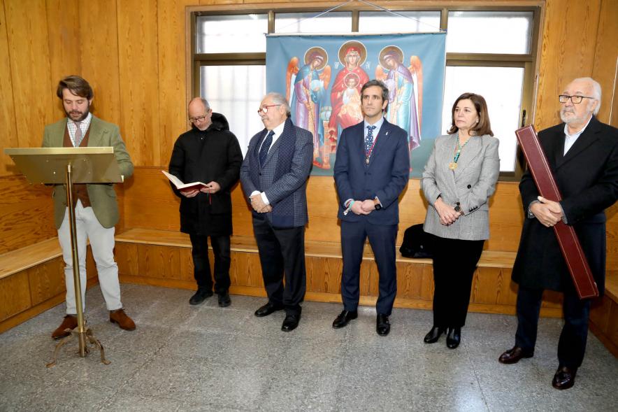 Elección del Prioste Mayor Fiestas Virgen de la Paz 2023 - Imagen de miembros de la Hermandad, el nuevo Prioste y el alcalde Retolaza.