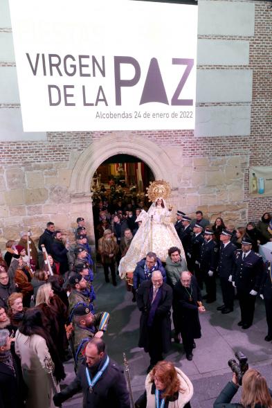 Procesión Virgen de la Paz 2023 - Imagen del momento de la salida de la Virgen de la Paz de la ermita del Soto.