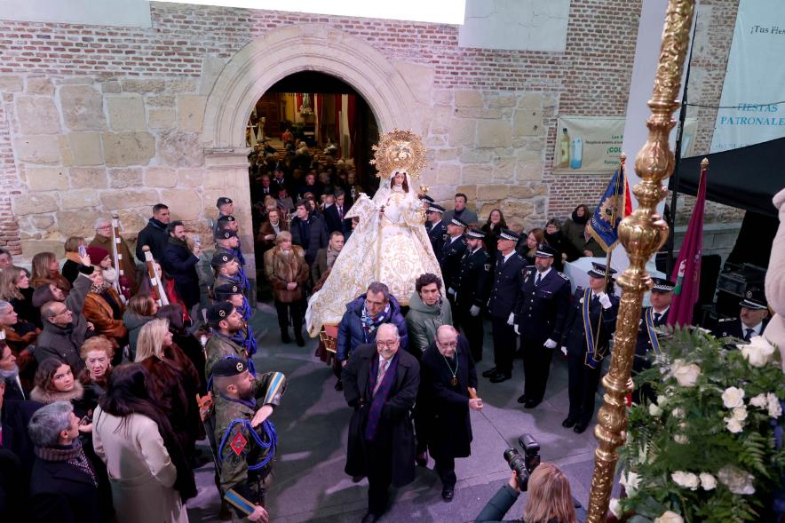 Procesión Virgen de la Paz 2023 - Imagen del momento de la salida de la Virgen de la Paz de la ermita del Soto.