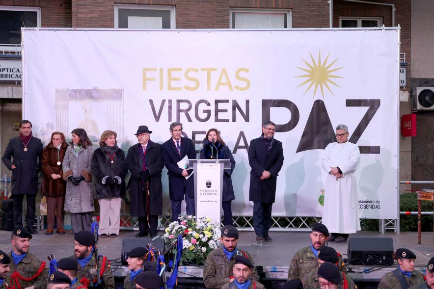 Procesión Virgen de la Paz 2023 - Imagen de autoridades, donde podemos ver alcalde Aitor Retolaza entre otros en un escenario.