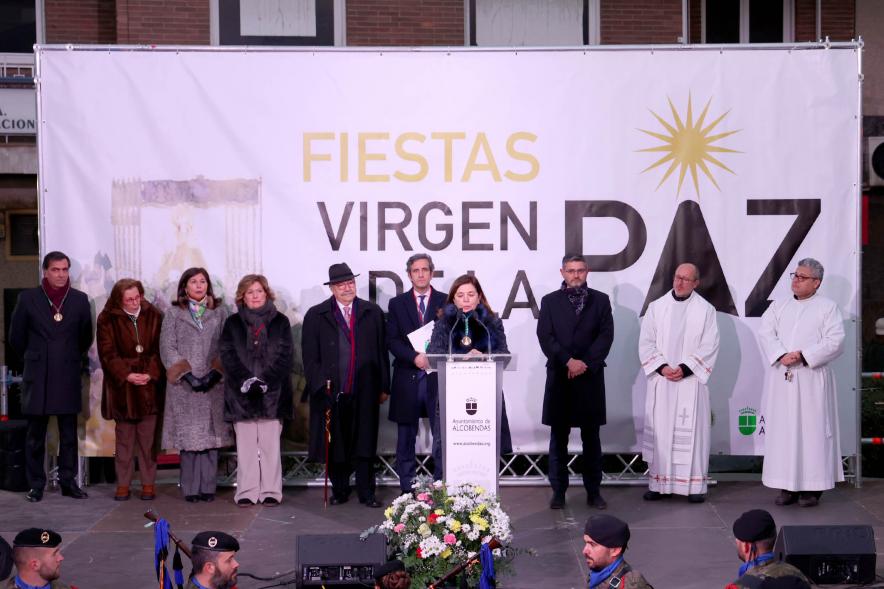Procesión Virgen de la Paz 2023 - Imagen de autoridades, donde podemos ver alcalde Aitor Retolaza entre otros en un escenario.