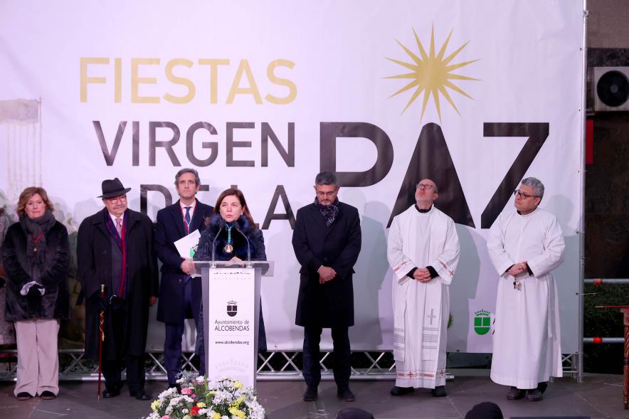 Procesión Virgen de la Paz 2023 - Imagen de autoridades, donde podemos ver alcalde Aitor Retolaza entre otros en un escenario.