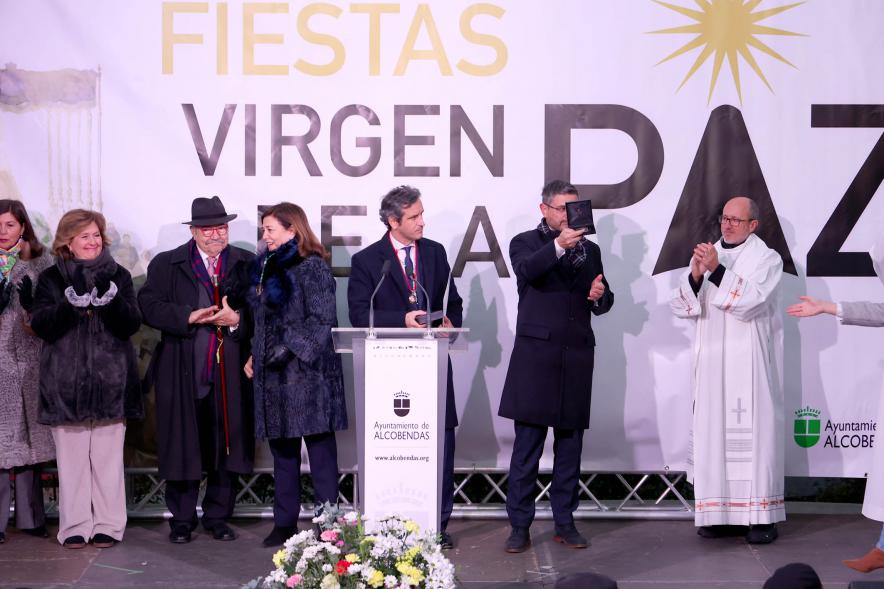 Procesión Virgen de la Paz 2023 - Imagen de autoridades, donde podemos ver alcalde Aitor Retolaza entre otros en un escenario.