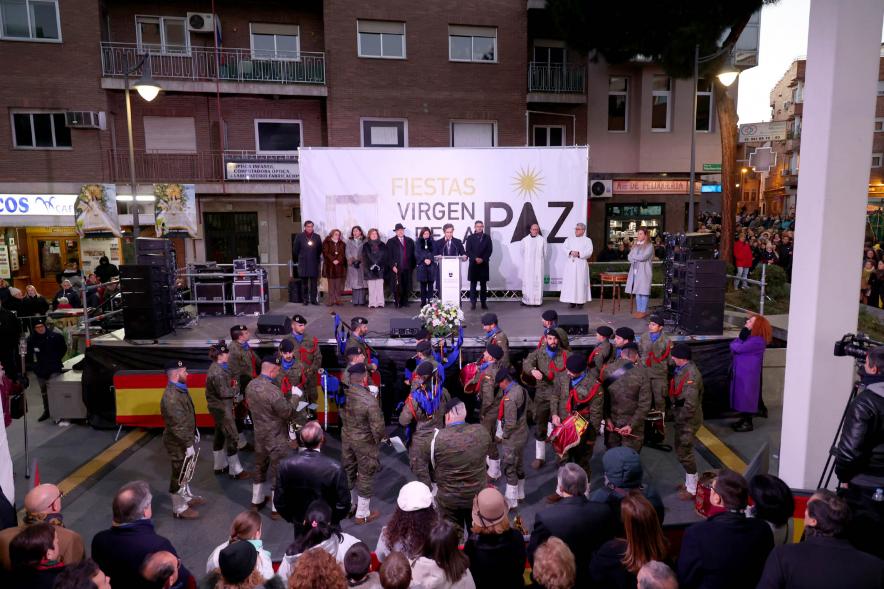 Procesión Virgen de la Paz 2023 - Imagen lejana de autoridades, donde podemos ver alcalde Aitor Retolaza entre otros en un escenario.
