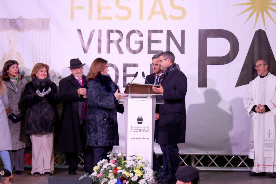 Procesión Virgen de la Paz 2023 - Imagen de autoridades, donde podemos ver alcalde Aitor Retolaza entre otros en un escenario.
