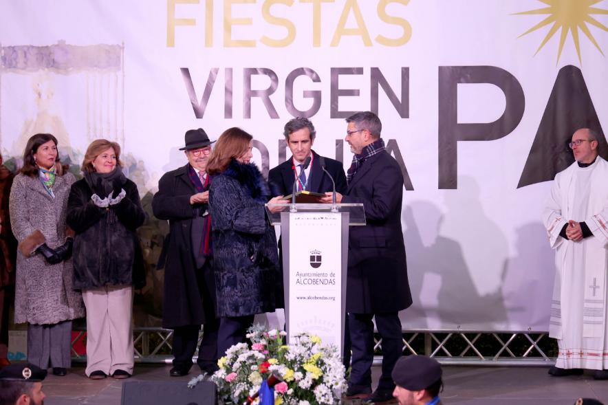 Procesión Virgen de la Paz 2023 - Imagen de autoridades, donde podemos ver alcalde Aitor Retolaza entre otros en un escenario.