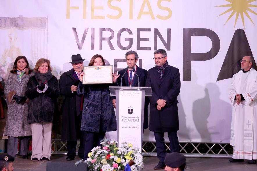 Procesión Virgen de la Paz 2023 - Imagen de autoridades, donde podemos ver alcalde Aitor Retolaza entre otros en un escenario.