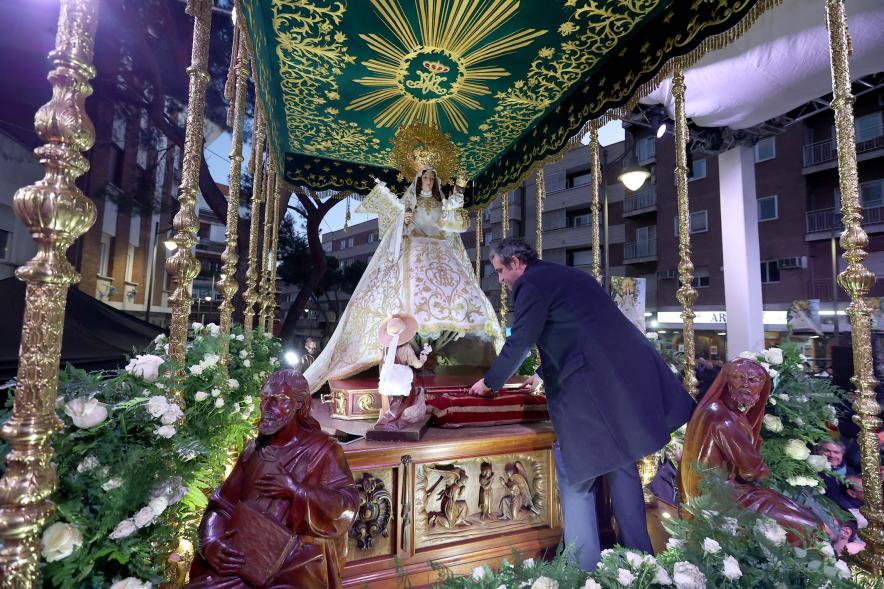 Procesión Virgen de la Paz 2023 - Imagen del alcalde Aitor Retolaza dejando el vastón de mando a los pies de la imagen de la Virgen de la Paz antes del inicio de la procesión.