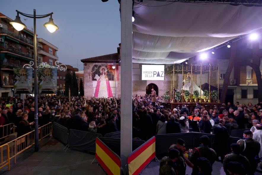 Procesión Virgen de la Paz 2023 - Imagen de la llegada de la Virgen de la Paz a su llegada a la Parroquia de San Pedro Apóstol rodeada de público.
