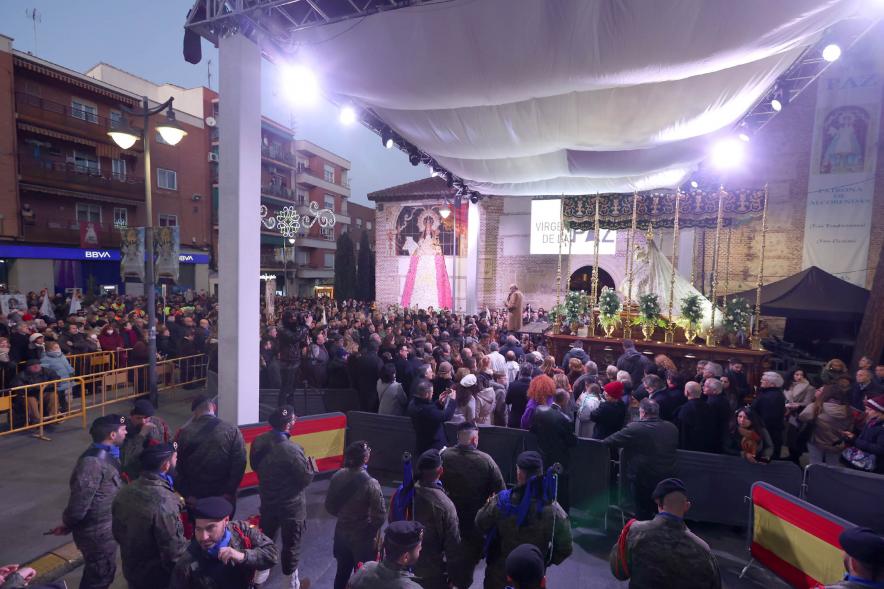 Procesión Virgen de la Paz 2023 - Imagen de la llegada de la Virgen de la Paz a su llegada a la Parroquia de San Pedro Apóstol rodeada de público.