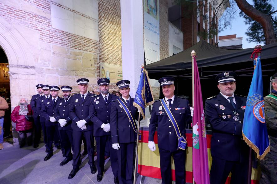 Procesión Virgen de la Paz 2023 - Imagen de la policía municipal recibiendo a la Virgen a la entrada del templo.