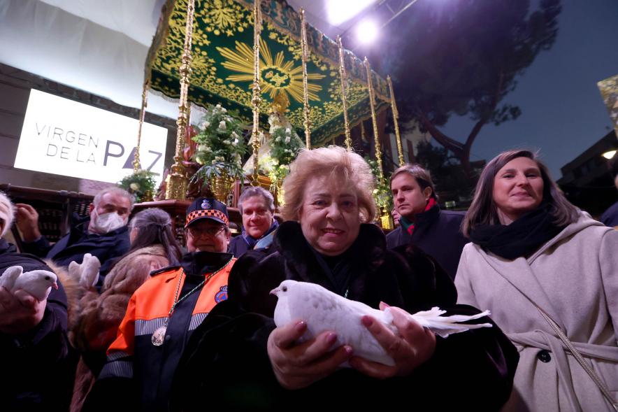Procesión Virgen de la Paz 2023 - Imagen de una mujer sujetando una paloma.