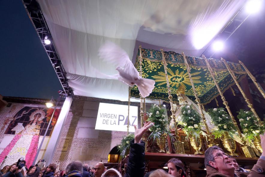Procesión Virgen de la Paz 2023 - Imagen del momento de la se realiza una suelta de palomas.