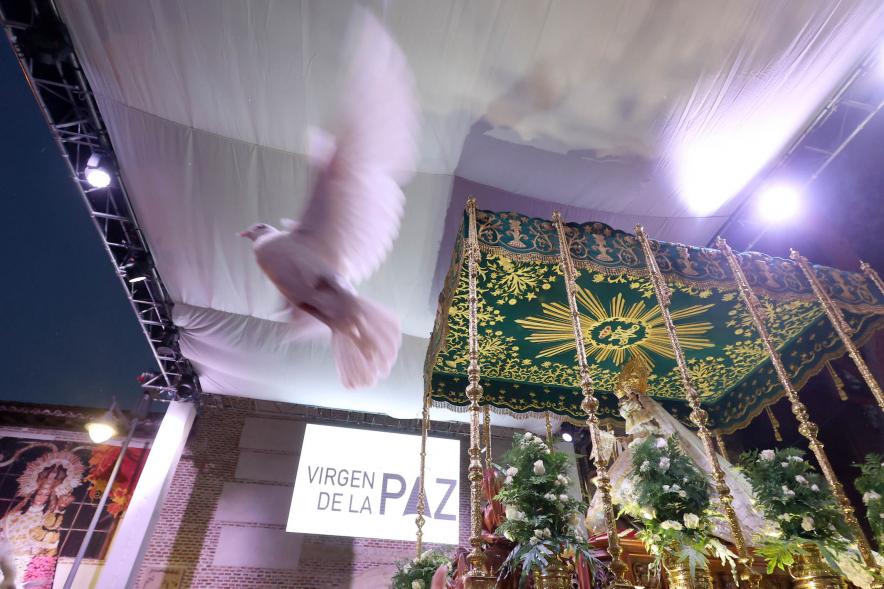 Procesión Virgen de la Paz 2023 - Imagen del momento de la se realiza una suelta de palomas.