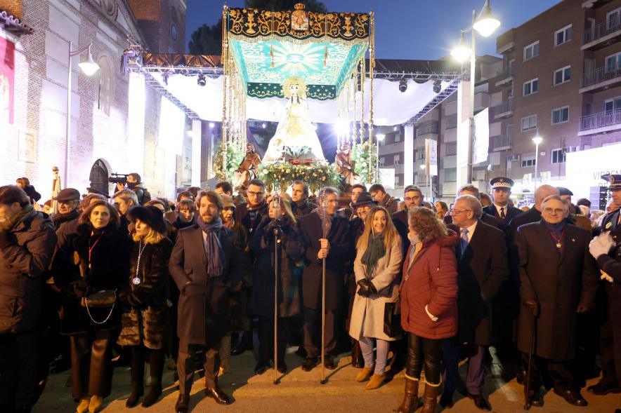 Procesión Virgen de la Paz 2023 - Imagen de la Virgen bajo palio rodeada de público.