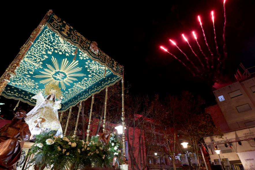 Procesión Virgen de la Paz 2023 -  Imagen de la Virgen bajo palio rodeada de público.