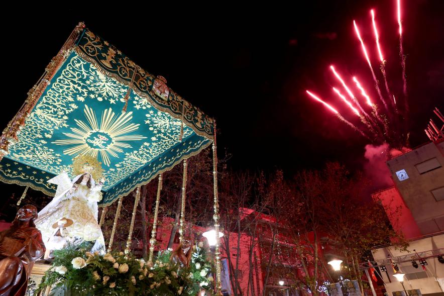 Procesión Virgen de la Paz 2023 -  Imagen de la Virgen bajo palio rodeada de público.