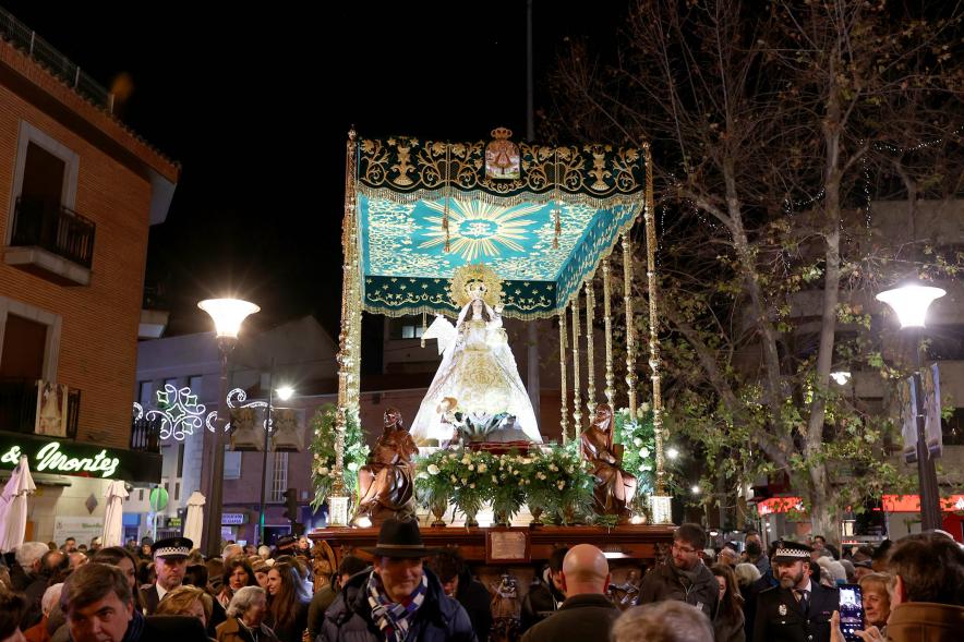 Procesión Virgen de la Paz 2023 -  Imagen de la Virgen bajo palio rodeada de público.