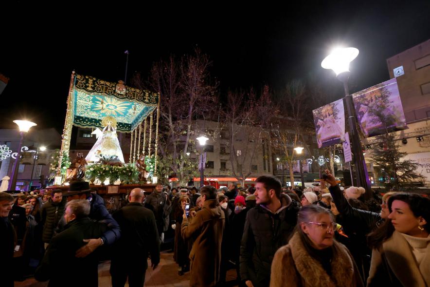Procesión Virgen de la Paz 2023 -  Imagen de la Virgen bajo palio rodeada de público.